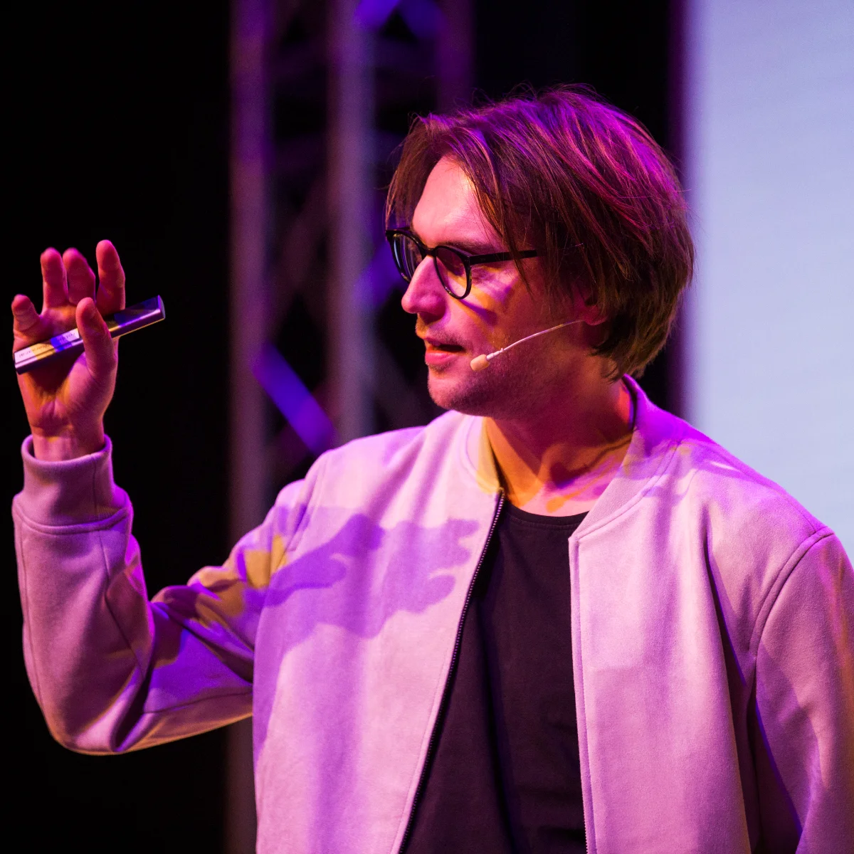 Robbert van Empel speaking on stage